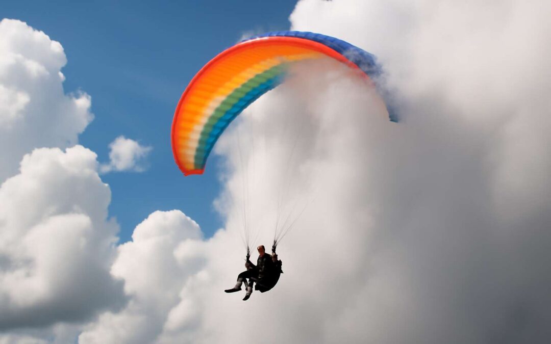 Brave Paraglider Stuck in Cloud: A Stunning Sky-High Adventure Gone Viral